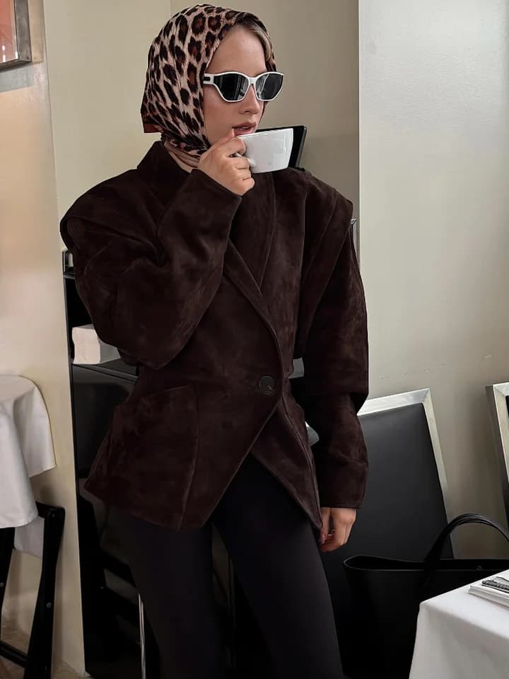 Dámské hnědé sako s klopami a dlouhým rukávem, široká ramena, kancelářské sako, podzimní kabát