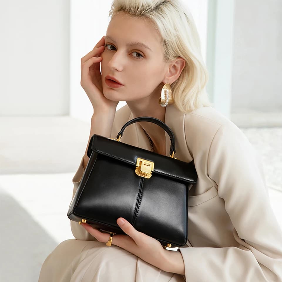 Dámská kožená kabelka crossbody s šátkem - elegantní luxusní taška přes rameno