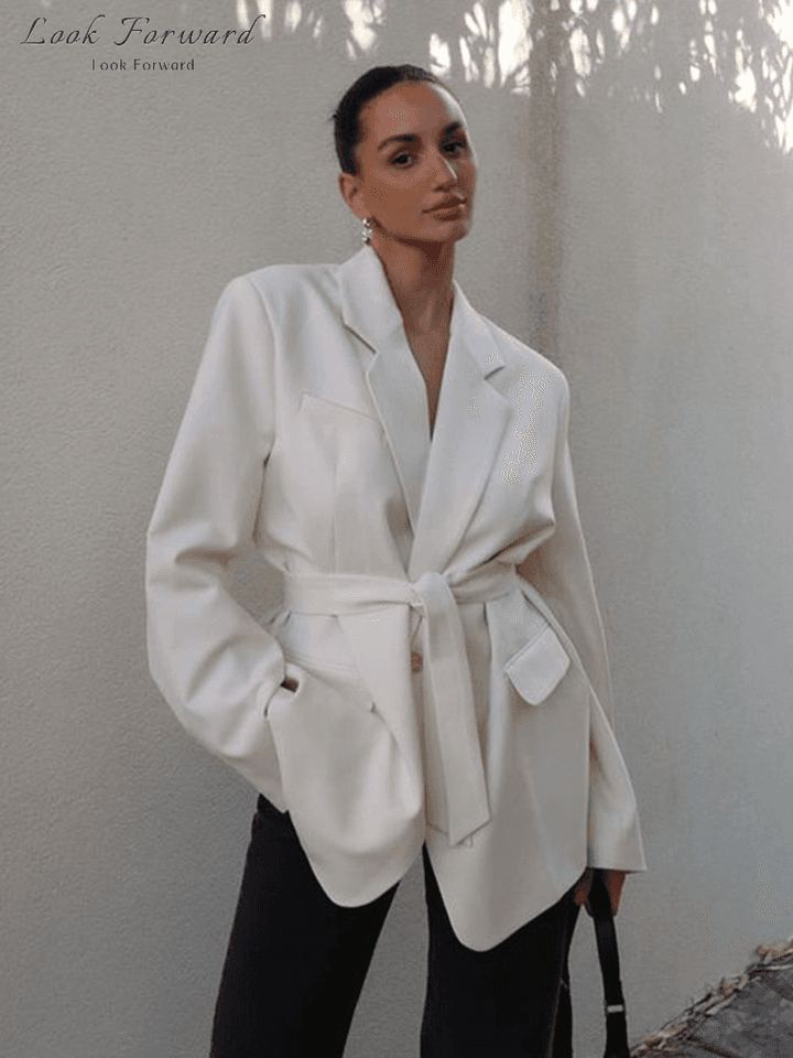 Dámský elegantní sako blejzr s páskem a kapsami pro jarní a podzimní styl