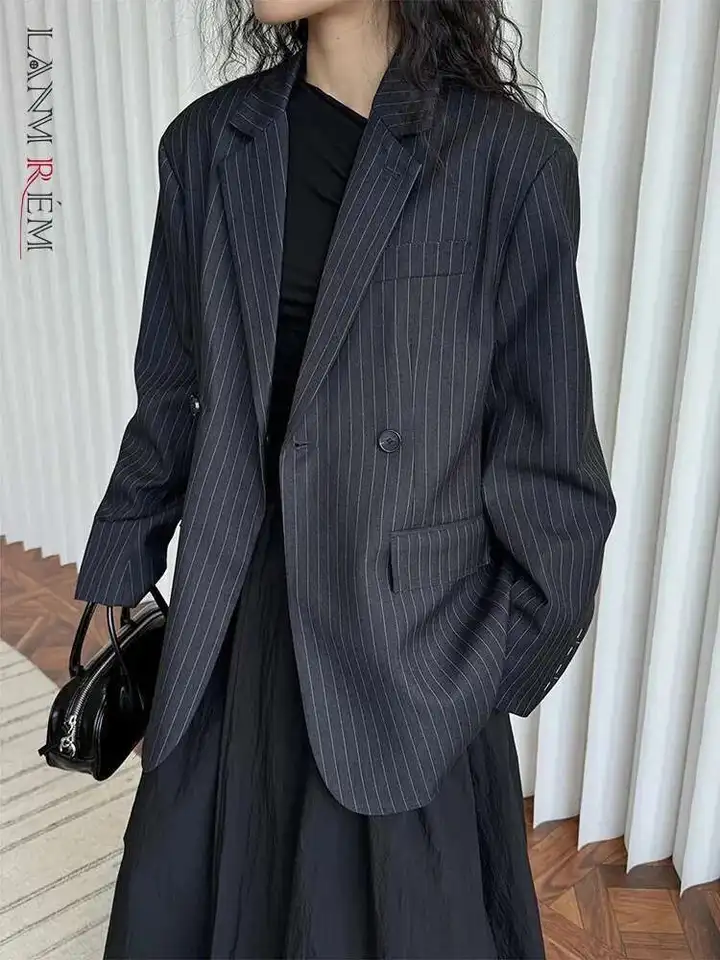 Dámský pruhovaný blazer s výstřihem a vyšívaným rukávem - jarní módní trend 2025