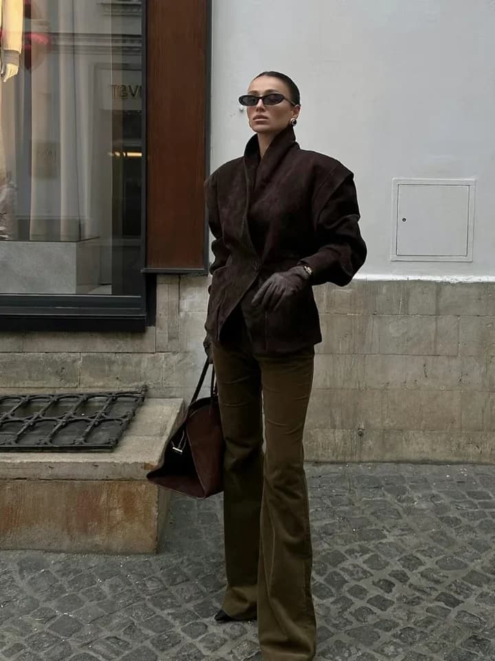 Dámská semišová kožená bunda s výstelkou ramen a klopami - elegantní streetwear kabát
