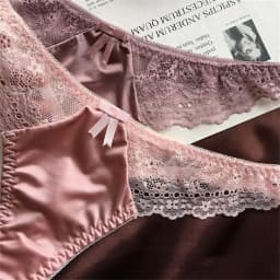 Sexy spodní prádlo s nízkým pasem a mašlí, bezešvé, s dutou krajkou a lesklým hedvábným hladkým vzorem - náhled 5