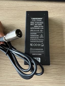 Nabíječka lithiových baterií 54,6 V 2 A 13 Series pro 48 V elektrický skútr a jízdní kolo, lithium-iontová nabíječka baterií XLR, vysoce kvalitní napájecí adaptér - náhled 2