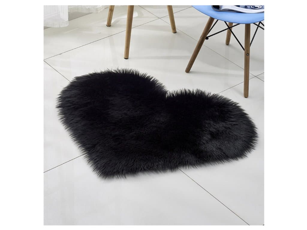 Plyšový koberec ve tvaru srdce černý