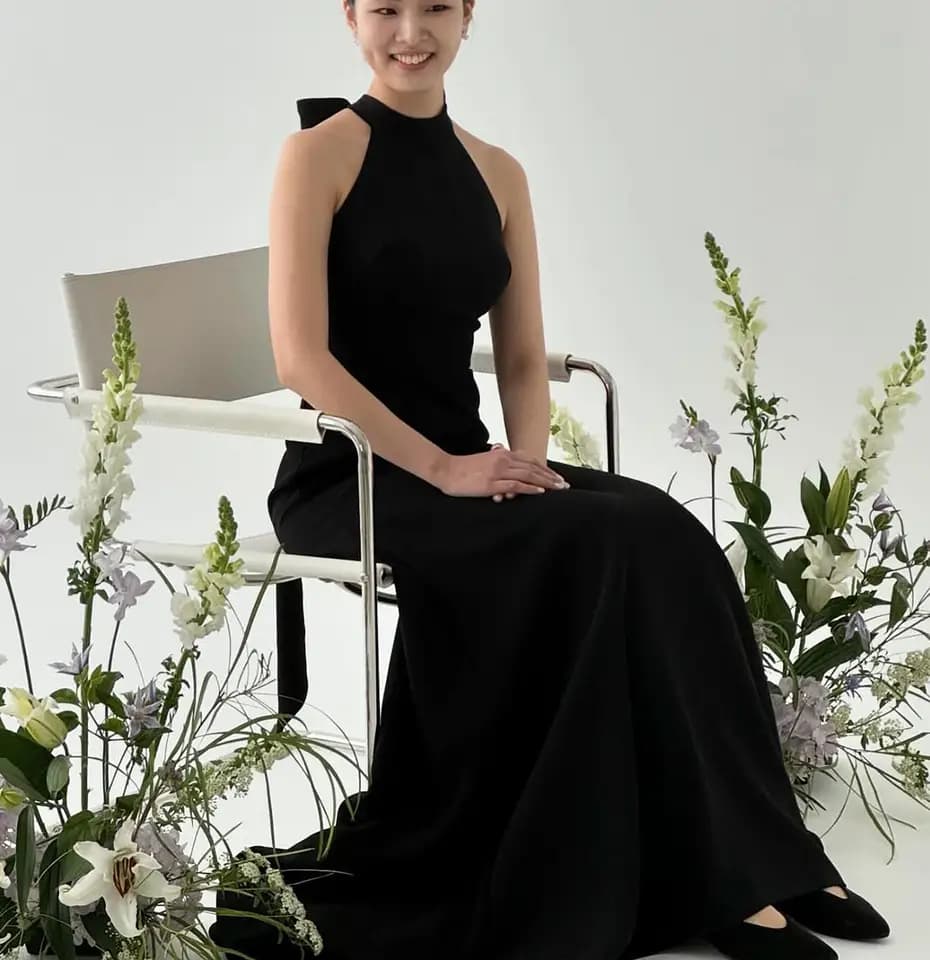 Klasické černé šaty s mořskou pannou a malou vlečkou, nové elegantní svatební šaty s ramínky a odhalenými zády