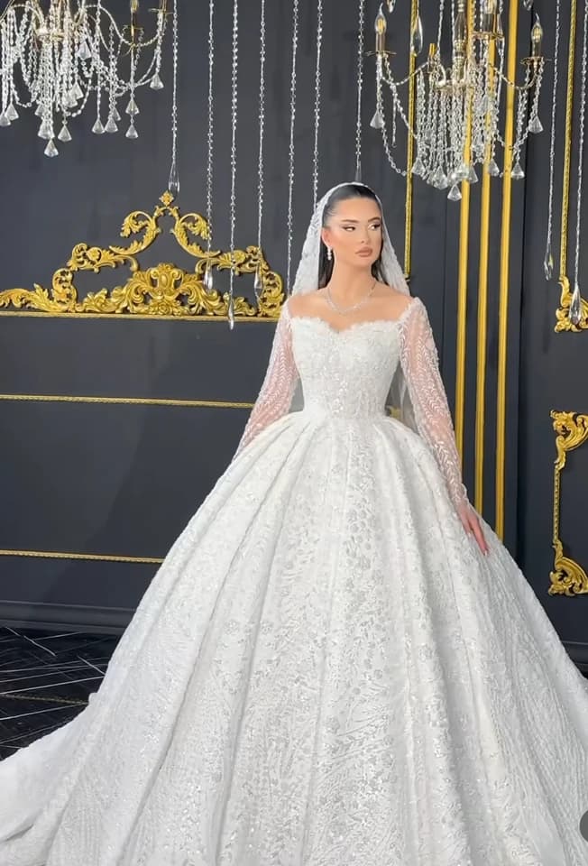 Svatební šaty s dlouhým rukávem, elegantní límeček a korálky, střih roube de mariee, velkolepé a nádherné.