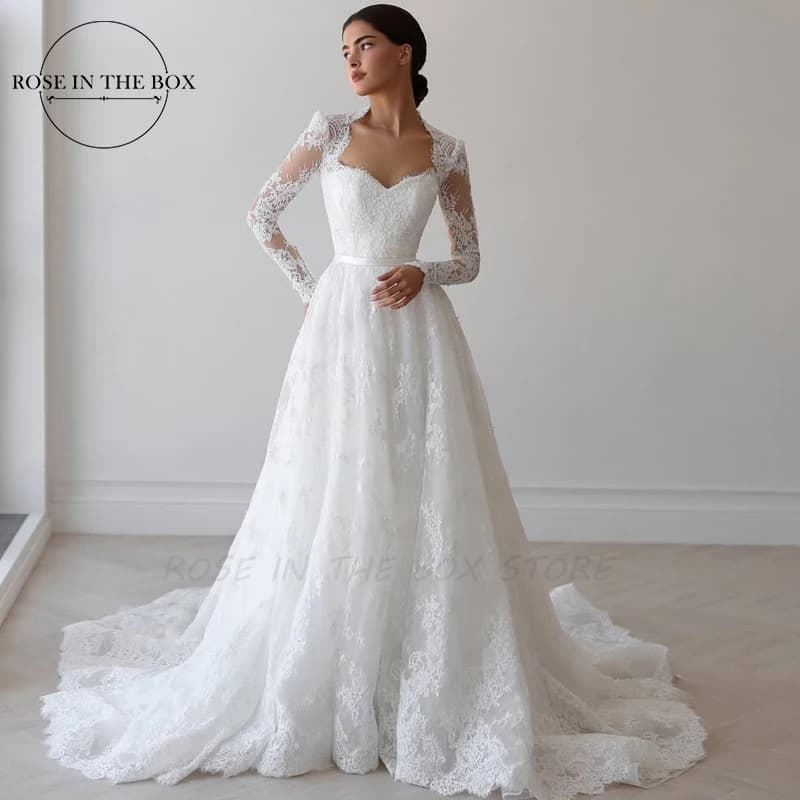 ROSEINTHEBOX Krajkové svatební šaty s dlouhým rukávem 2025 Elegantní áčkové šaty s kaplovou vlečkou Skromné bílé nevěstiné šaty na míru