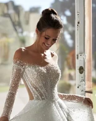 Luxusní lesklé svatební šaty s dlouhým rukávem a lžícovitým výstřihem na míru od Amandy Novias. Estidos de novias Amanda Novias official