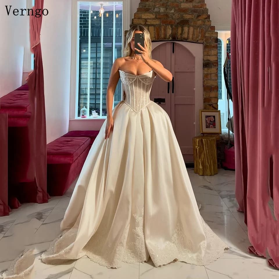 Svatební šaty Verngo Ivory ze saténu, baskický pas, dlouhé áčkové šaty, úzké nevěstiné šaty 2025, šaty na míru
