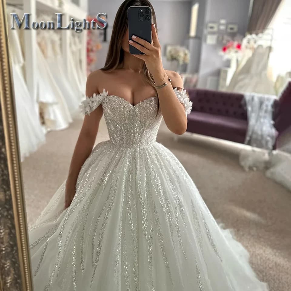 Svatební šaty s krajkou a odhalenými rameny, áčkové šaty s motivem srdce, volné zádové šaty na míru