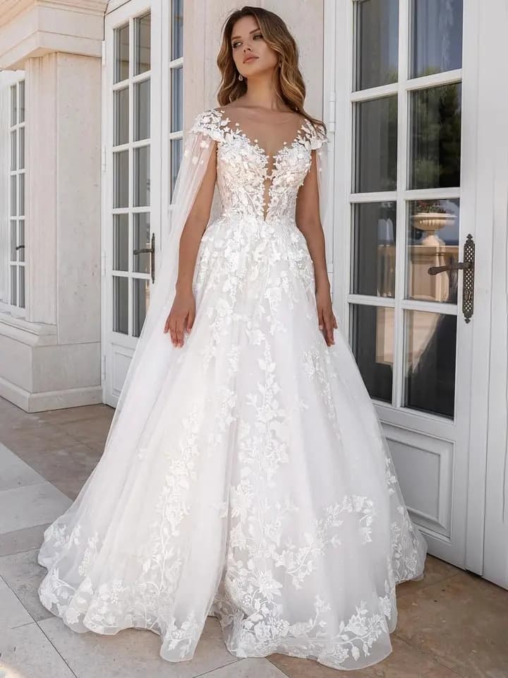 Svatební šaty s květinovou krajkou a tylem pro nevěstu s aplikacemi a dlouhým pláštěm