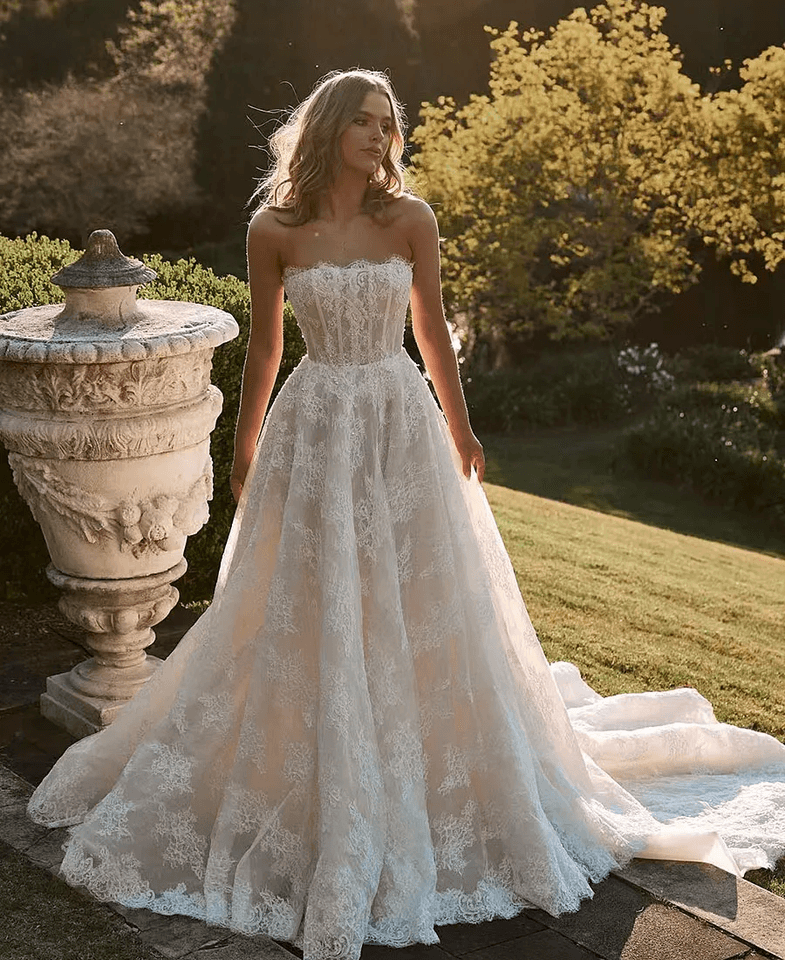 Elegantní svatební šaty A-Line bez rukávů s aplikací a odhalenými zády, dlouhé princeznovské krajkové svatební šaty...