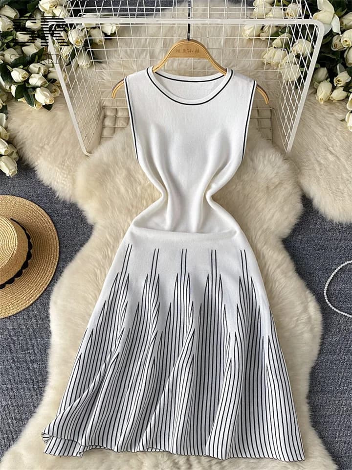 Dámské pruhované pletené midi šaty - letní ležérní šaty bez rukávů s výstřihem do O a elastickým pasem