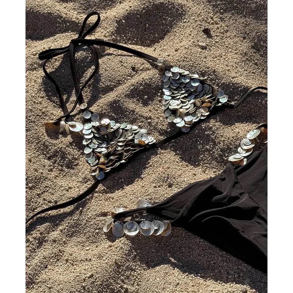 Sexy bikiny s flitry a ramínky na ramínka, dámské sexy plavky, brazilský střih, mikro bikiny, plážové párty plavky