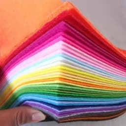 40 ks měkkých plstěných látek různých barev o tloušťce 1 mm, pro kutily, řemesla, šití, patchworkové čtverce - náhled 2