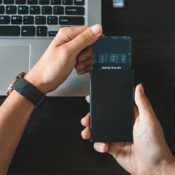 Tenká kovová peněženka s RFID blokováním - minimalistický pouzdro na kreditní karty pro muže a ženy s vyskakovacím designem - náhled 7