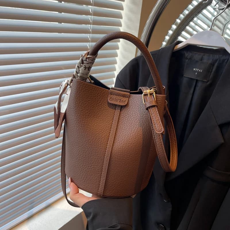 Dámská crossbody kabelka retro design malá bucket bag přes rameno trendy styl