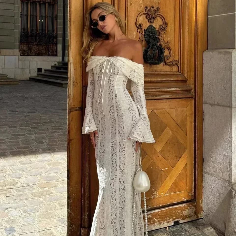 Elegantní bílé krajkové midi šaty s odhalenými rameny pro společenské události