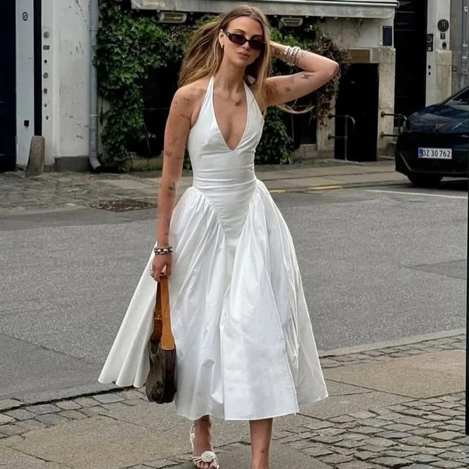 Elegantní dámské letní šaty bílé barvy bez zad s hlubokým výstřihem a šněrováním