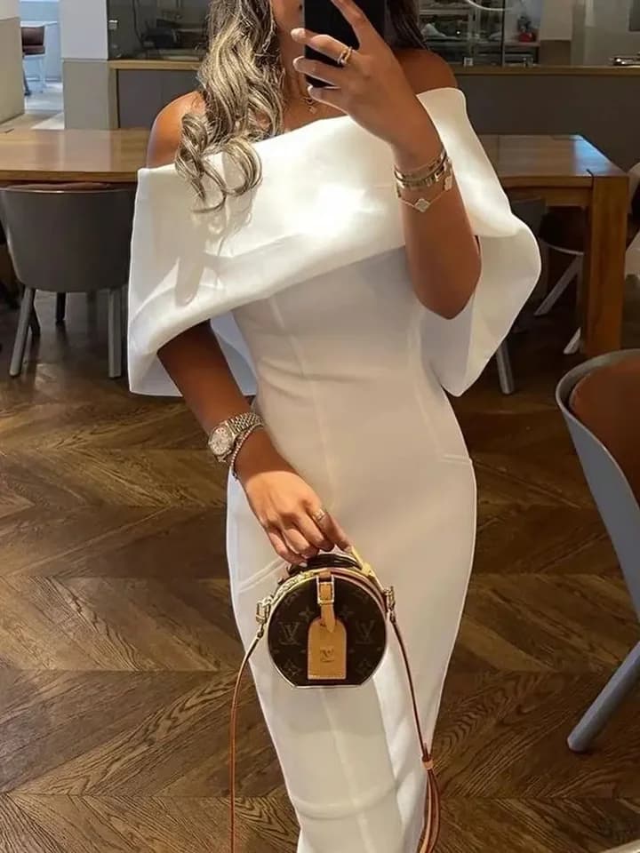 Elegantní bílé dámské letní šaty s odhalenými rameny a šifonovou vsadkou pro společenské události