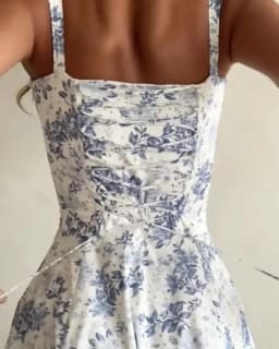 Elegantní dámské letní midi šaty s krajkou a květinovým vzorem - sexy model s rozparkem a šněrováním - náhled 3