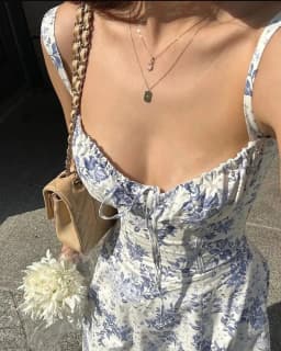Elegantní dámské letní midi šaty s krajkou a květinovým vzorem - sexy model s rozparkem a šněrováním - náhled 4