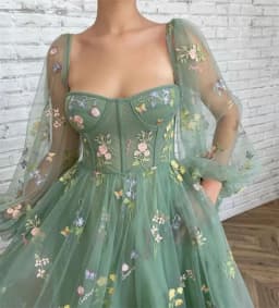 Elegantní dámské večerní šaty s lodičkovým výstřihem a nadýchovanými rukávy v délce maxi - náhled 5