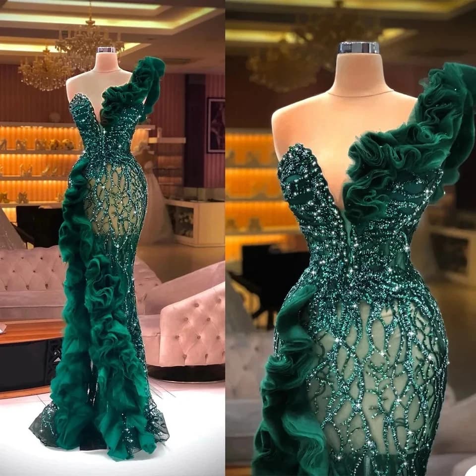 Luxusní večerní šaty s třpytivými flitry a rozparkem - elegantní mořská panna pro slavnostní události