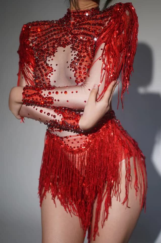 Zlatý třpytivý bodysuit s třásněmi - elegantní taneční kostým pro pódiové vystoupení