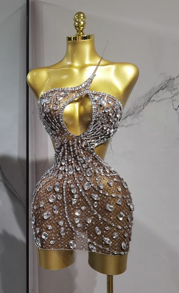 Dámské luxusní večerní šaty s průstřihy a diamantovou aplikací - elegantní modelka na ples