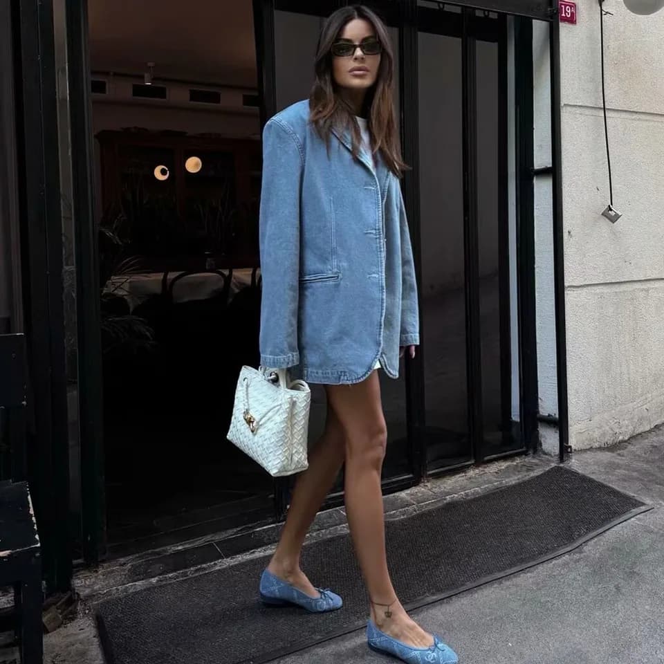 Letní dámská džínová bunda s moderním designem - elegantní volnočasový kabátek s límcem
