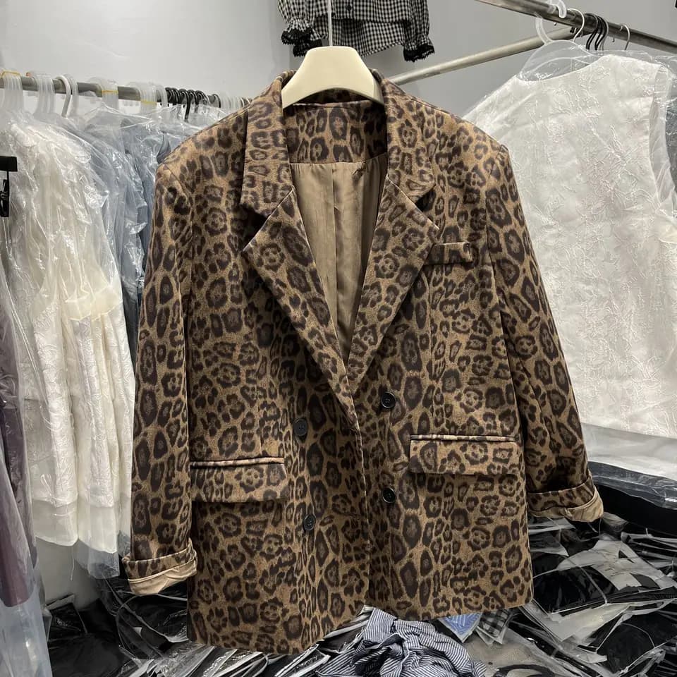 Dámské leopardí sako slim fit - elegantní jarní kabátek s dvouřadým zapínáním