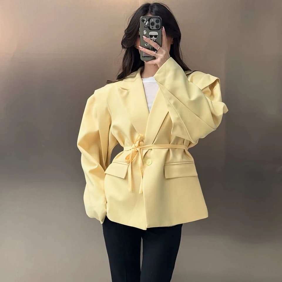 Dámský elegantní blazer s kapsami a polstrovanými rameny - módní podzimní kabát ve stylu casual chic