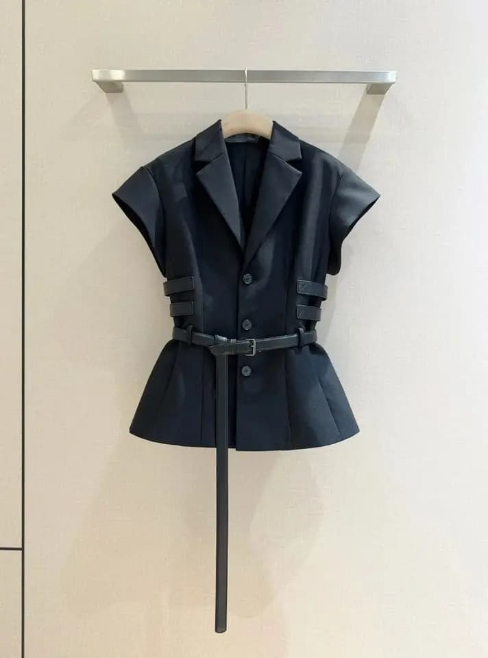 Elegantní dámský černý blazer se štíhlým střihem a páskem - dokonalý outfit do kanceláře