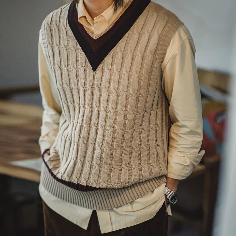 Pánský pletený svetr v retro stylu - béžová vesta s výstřihem do V, vícebarevný sportovní top