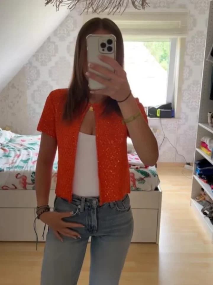 Dámská módní pletená vesta v oranžové barvě - elegantní krátký kardigan bez rukávů