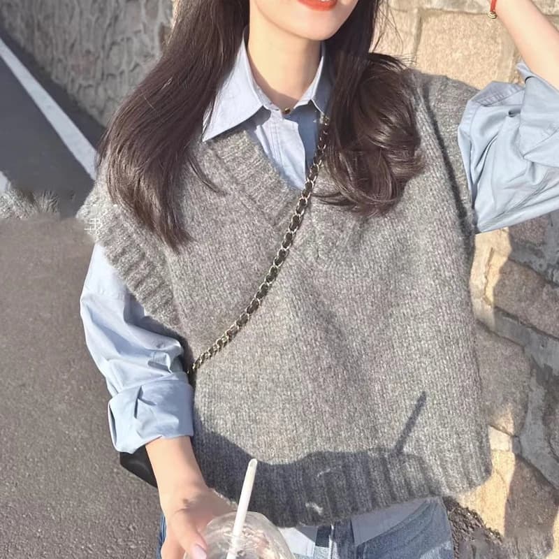 Dámská pletená vesta šedá elegantní svetr bez rukávů volnočasový styl V výstřih