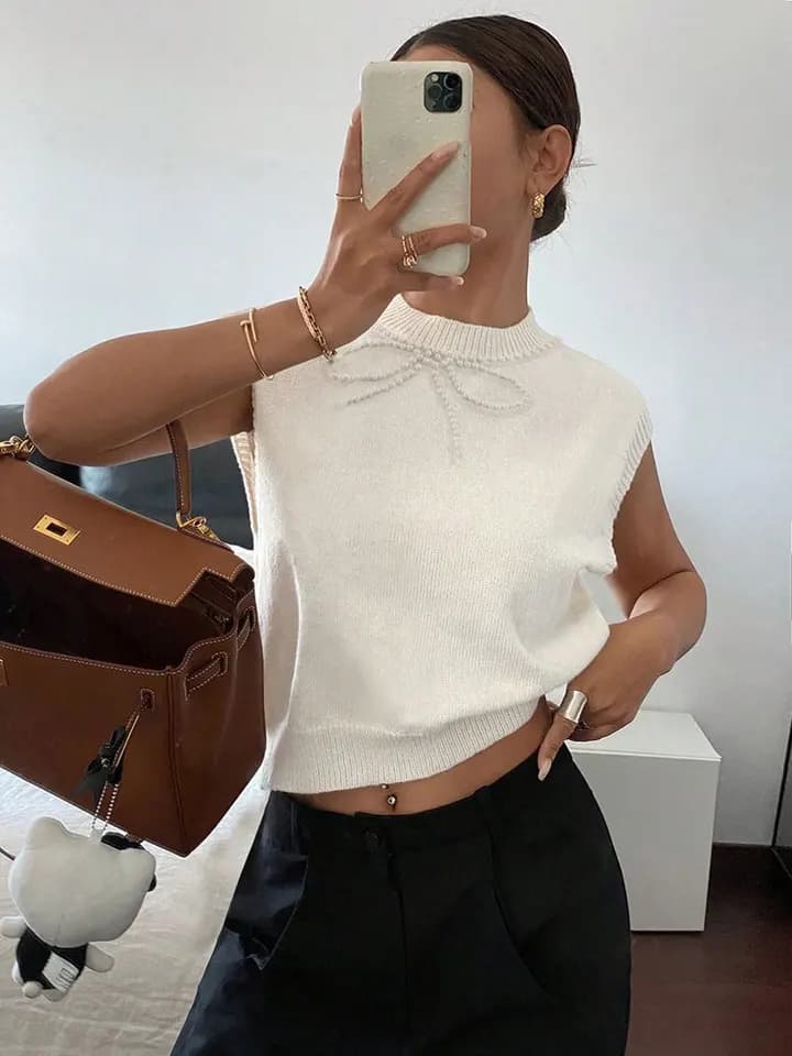 Dámská pletená vesta s perlovou mašlí - elegantní módní top bez rukávů