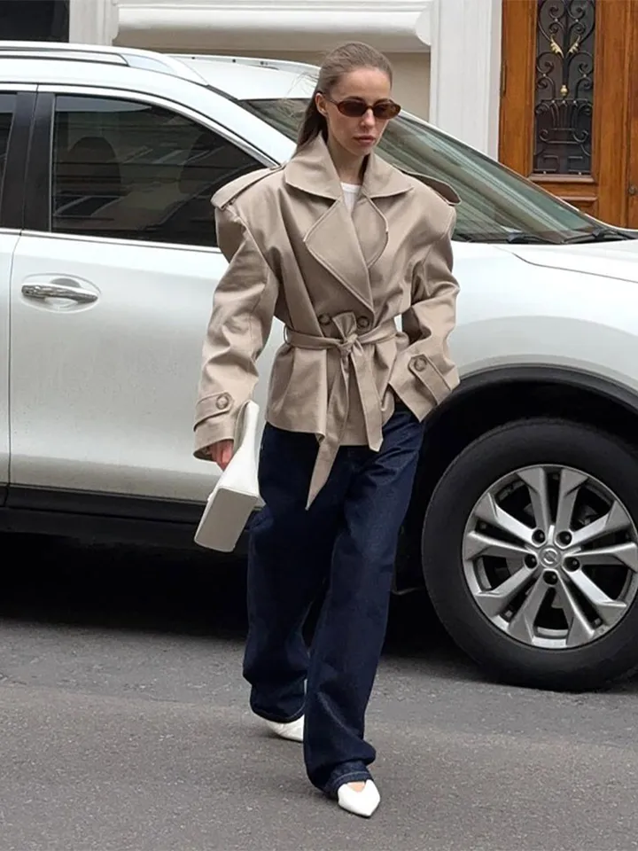 Dámská módní bunda podzimní s límcem véčko a prošívanými rameny v elegantním střihu