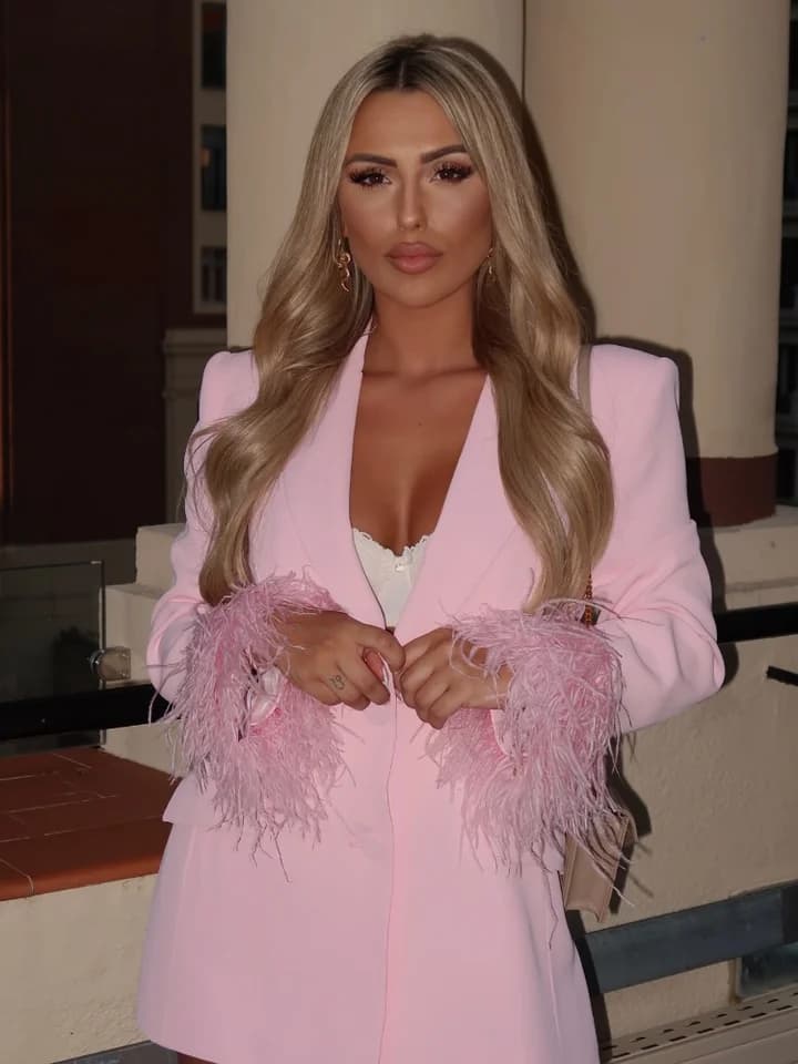 Dámský elegantní blazer s peříčky a strukturovanými rameny - stylový společenský kabátek