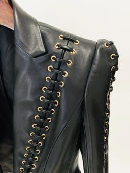 Dámská kožená bunda slim fit s lanovým vázáním - módní jarní trendy kabát - náhled 5