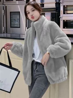 Dámská zimní bunda s kožíškem - elegantní prošívaný kardigan s límcem na zip - náhled 6