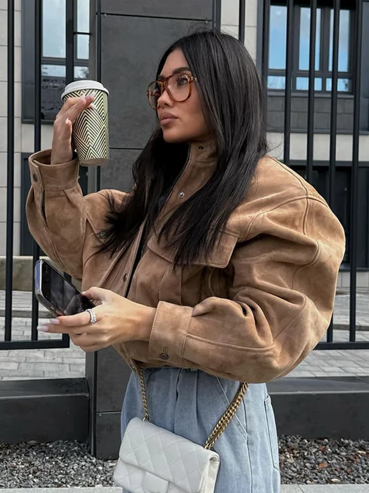 Dámská semišová crop bunda v módním casual stylu - podzimní trendy kabátek se zipem