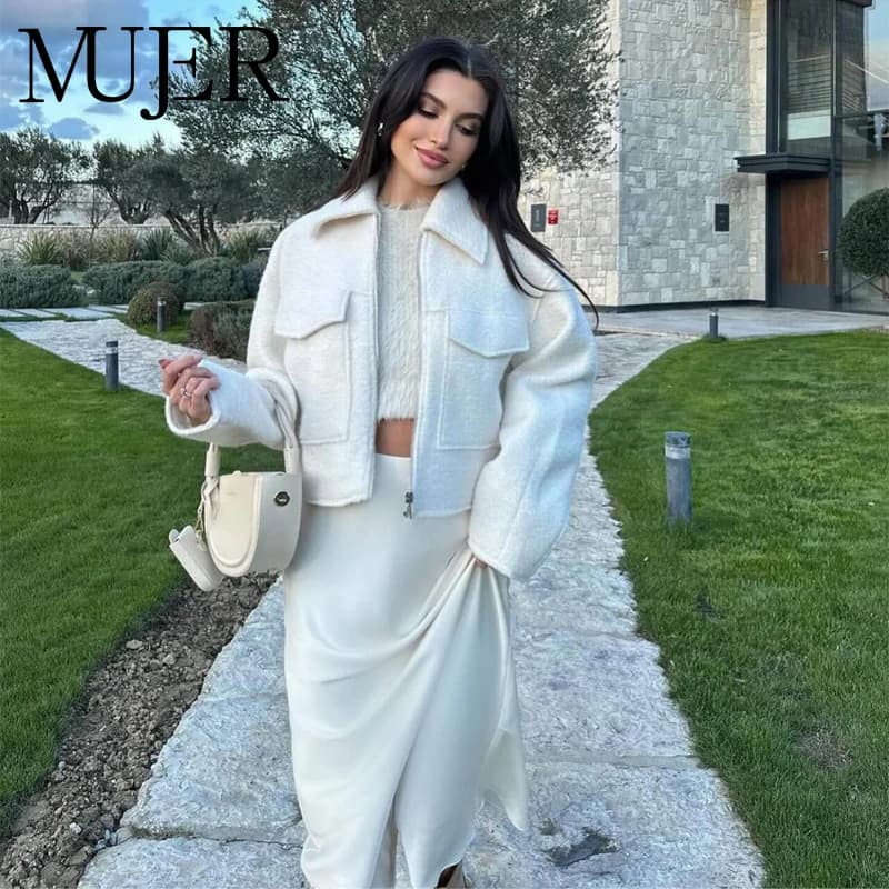 Dámská bílá krátká tvídová bunda na zip | Elegantní podzimní streetwear kabátek