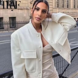 Dámská jarní bomber bunda v moderním střihu - lehká casual mikina se zapínáním na knoflíky - náhled 2
