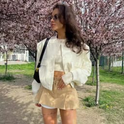 Dámská jarní bomber bunda v moderním střihu - lehká casual mikina se zapínáním na knoflíky - náhled 6