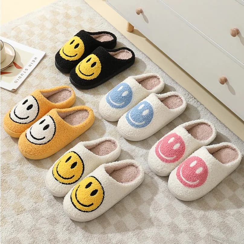 Plyšové pantofle s úsměvem pro ženy i muže Kawaii domácí teplé protiskluzové boty