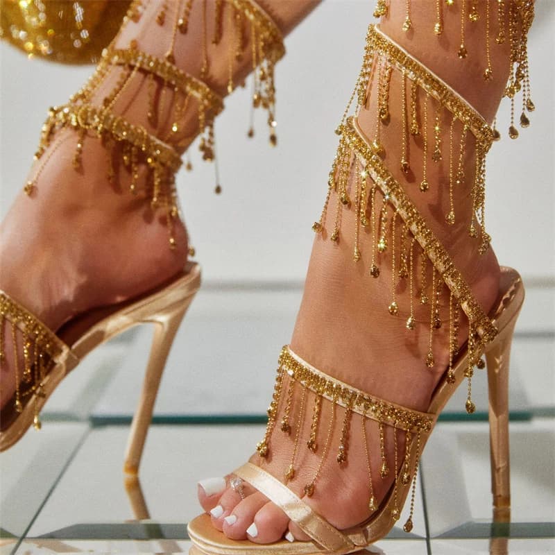 Elegantní dámské svatební a banketní stiletto sandály s krystaly a třásněmi otevřená špička zlaté