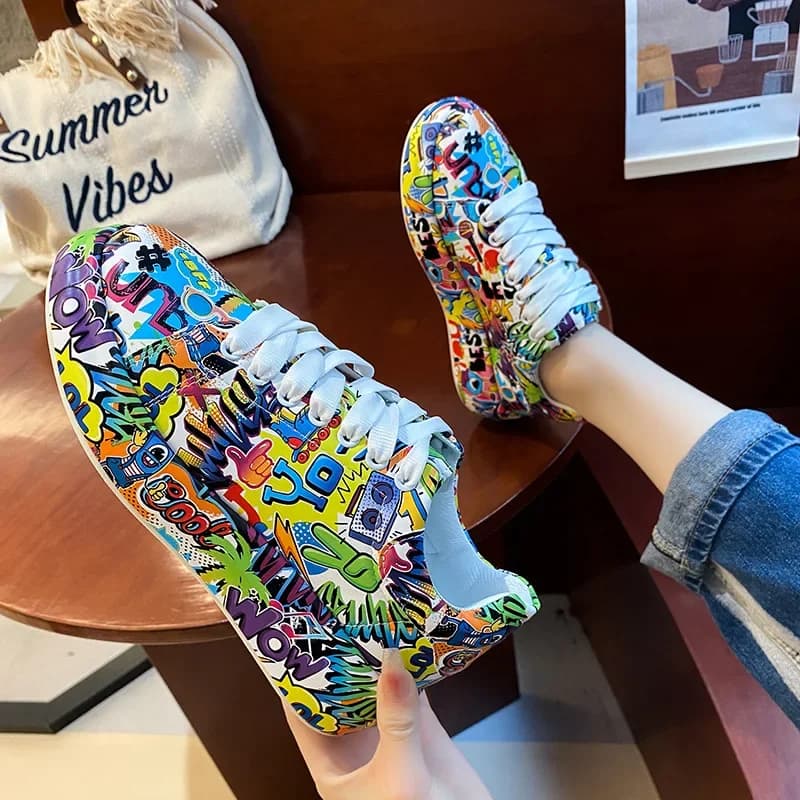 Dámské tenisky s graffiti vzorem šněrovací PU kůže sportovní obuv 2024 trendy