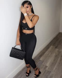 Dvoučástová sportovní souprava pro ženy crop top s tenkými ramínky a úzkými nohavicemi letní 2025 - náhled 3